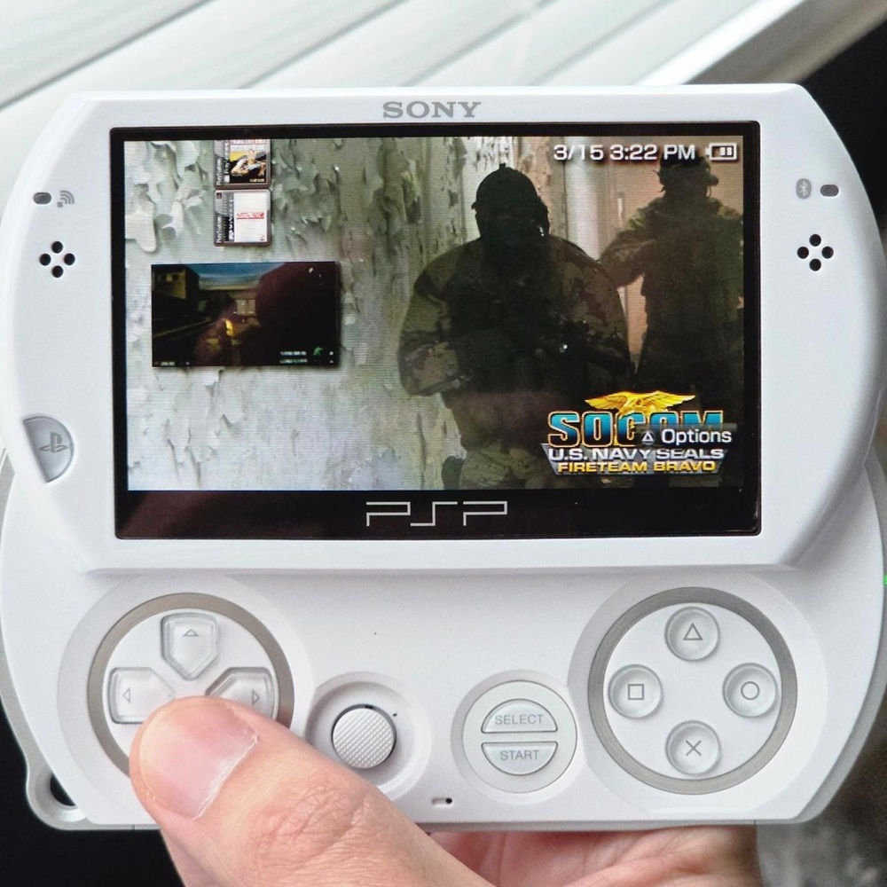 Sony PSP Go 16GB Pearl White - Picture 10 of 12